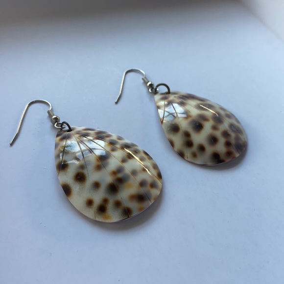 Shell earrings - Picture 2 of 3